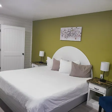 Blue Sky Inn: Pet-Friendly Oasis with Renovated Rooms